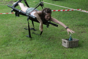 participante sur une tyrolienne attrapant une fiole du rescue game