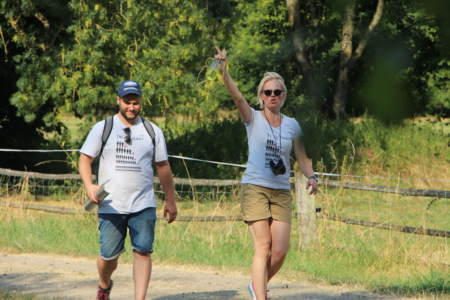 participante marchant avec une fiole du rescue game en main