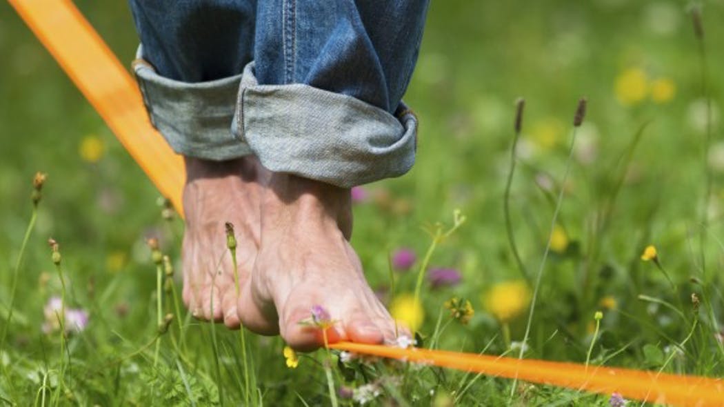 pieds sur une slackline rescue game