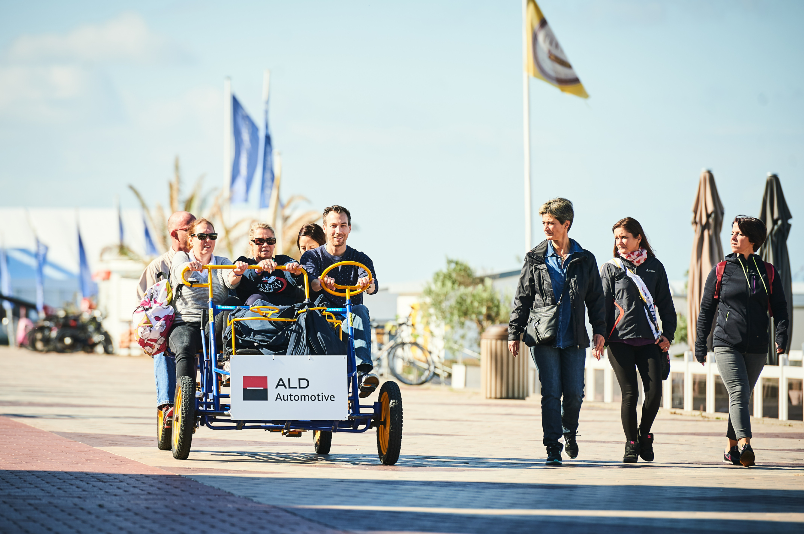 participants cuistaxing on the sea wall during the Roadmap Trophy