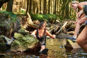 jeune femme qui rit dans la foret