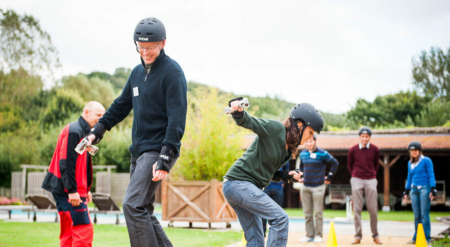 participants sur des skateboards électriques lors du 1001 bornes