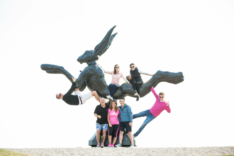 participants posing with the Knokke Hare during the Roadmap Trophy