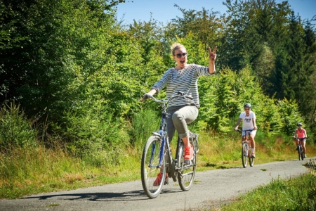 femme qui s’amuse sur un vélo lors d’un Ride Discovery