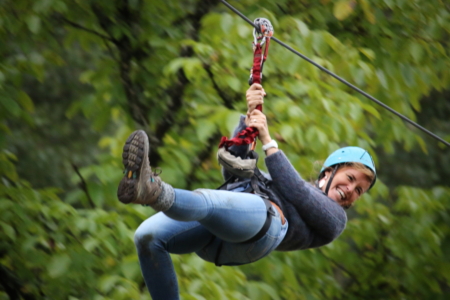 participante lors d’une descente en tyrolienne pendant un parcours aérien