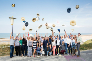 participants heureux lançant leur chapeau en l’air sur la digue lors du Roadmap Trophy