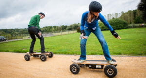 participants sur des skateboard électrique lors du 1001 bornes