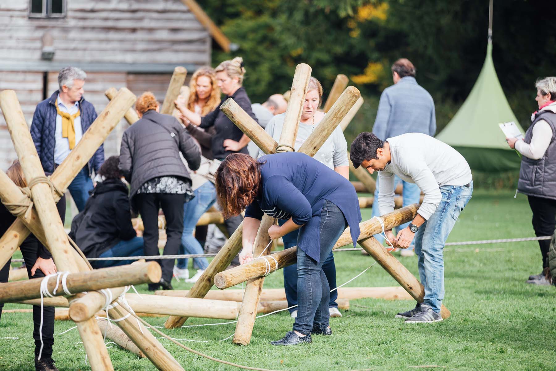 teams tying logs together