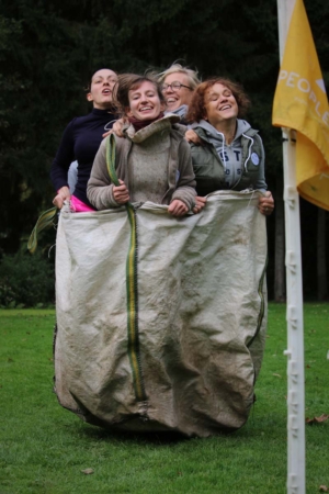 équipe participant à une course en sac lors du teambooster