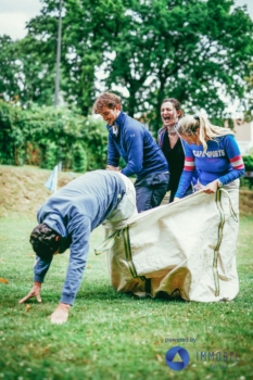 équipe participant à une course en sac lors du teambooster