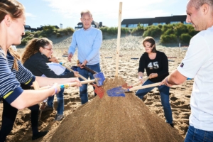 participants réalisant avec du sable une épreuve du Beach & Water Olympics