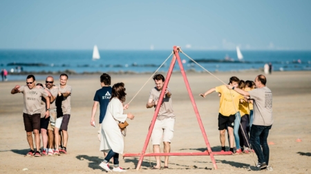 équipes faisant du beach ski et une autre épreuve du Beach Olympics