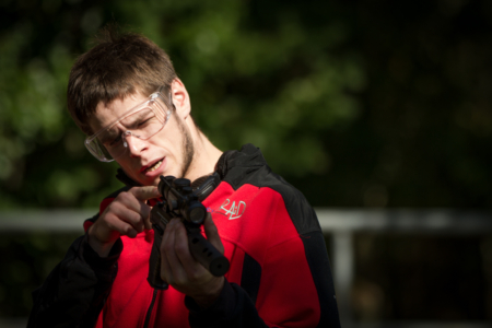 participant visant et tirant au pistolet à air pendant Enquête au Château