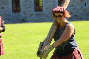 participante prête à lancer un tronc pour une épreuve du Highland Games