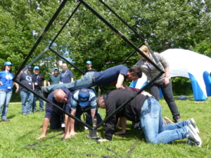 team making a participant travel through a spacio-cube of the Jengame