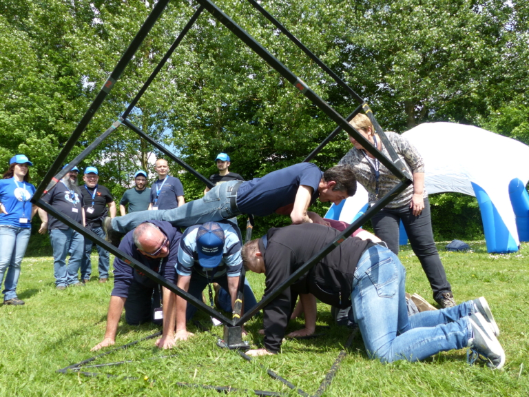 team making a participant travel through a spacio-cube of the Jengame