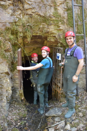 participants équipés d’un casque rentrant dans une grotte du Lost