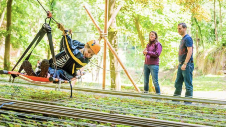 participante sur une tyrolienne lors du Lost