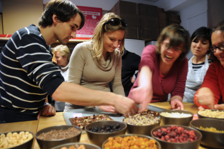 équipe qui réalise des tablettes de chocolat lors du city play