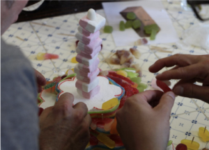 construction d’une pièce montée en bonbon lors du Jengame