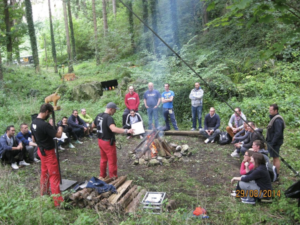 equipe autour d’un feu de camp lors du boar games