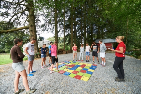 participante traversant le sentier magique de teambooster avec l’aide de son équipe