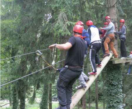 equipe aui grimpe dans les arbres lors d’un boar games