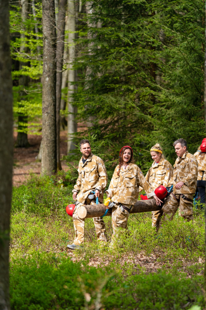 team carrying a tree trunk during the Step out of your comfort zone