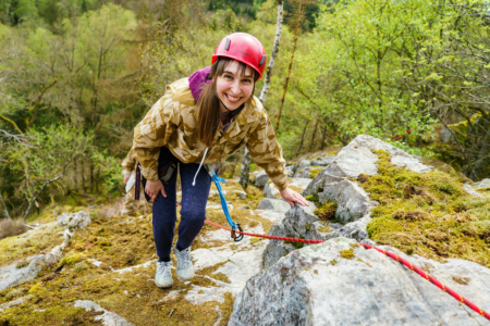 participante souriante qui suit le parcours sur corde lors du Step out of your comfort zone