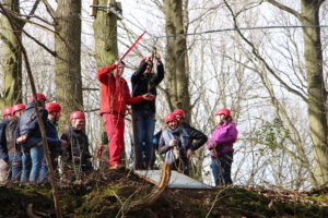 participants se lançant à la tyrolienne lors du Lost