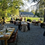 Terrasse avec tables extérieures du Tero Lodge Jalhay