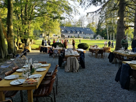 Terrasse avec tables extérieures du Tero Lodge Jalhay