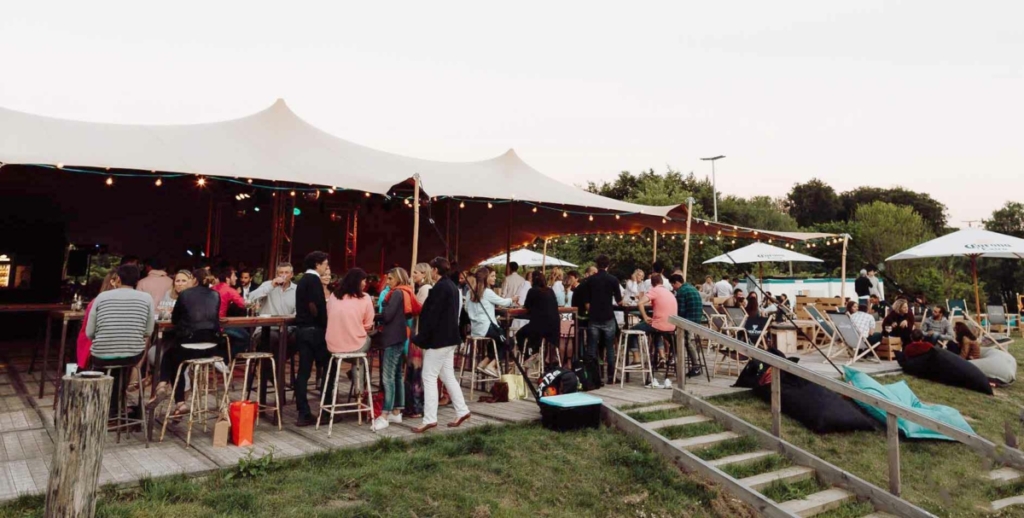 Ambiance d'une soirée sous la tente au Knokke out Waterloo