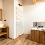 Salle de bain avec un bain Tero Lodge Jalhay