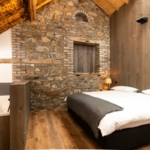 Chambre avec lit double et salle de bain du Tero Lodge Ster