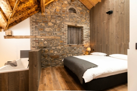 Chambre avec lit double et salle de bain du Tero Lodge Ster