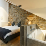 Chambre avec lit double et salle de bain du Tero Lodge Francorchamps