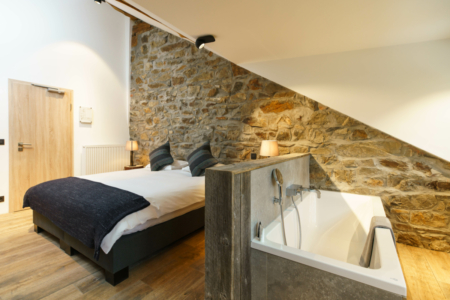 Chambre avec lit double et salle de bain du Tero Lodge Francorchamps