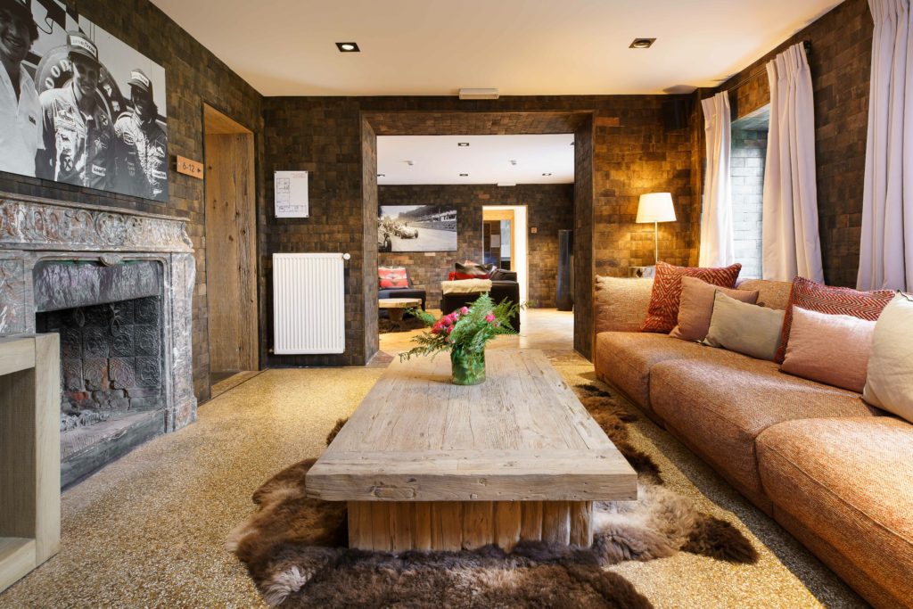 Living room with fireplace of Tero Lodge Francorchamps