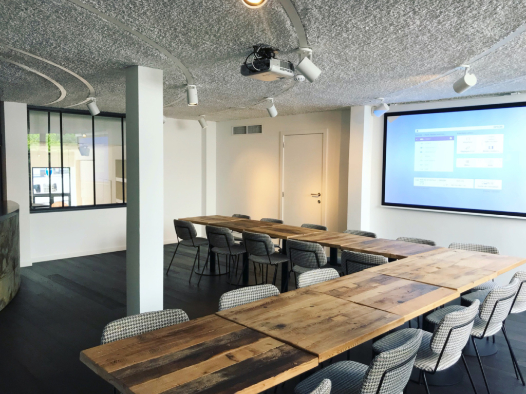 Salle de séminaire avec projecteur du Tero Foodhouse Saint-Gilles