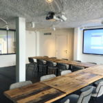 Salle de séminaire avec projecteur du Tero Foodhouse Saint-Gilles