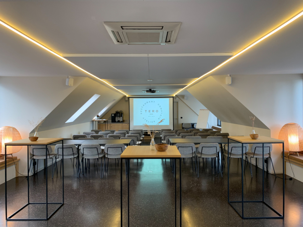 Salle de séminaire avec projecteur du Tero Foodhouse Bierges