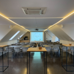 Salle de séminaire avec projecteur du Tero Foodhouse Bierges